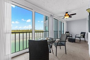 Outdoor dining - 7th-Floor Bay & Gulf Views - Near Turtle Beach (Siesta Key)