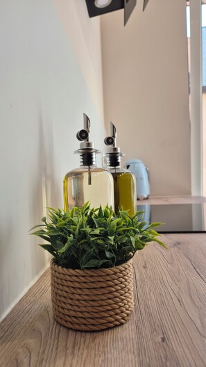 Two metal bottles with black caps on a wooden surface. - HappyHaven – Stylish Apartment Just a Few Steps from the Ocean (Blankenberge)