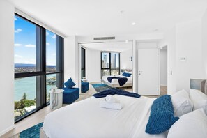 A modern hotel room with a large bed, a view of the city, and a balcony. - 3 Bedroom Broadwater & Mountain Views (Surfers Paradise)