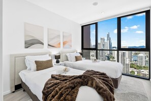 Room - 3 Bedroom Broadwater & Mountain Views (Surfers Paradise)
