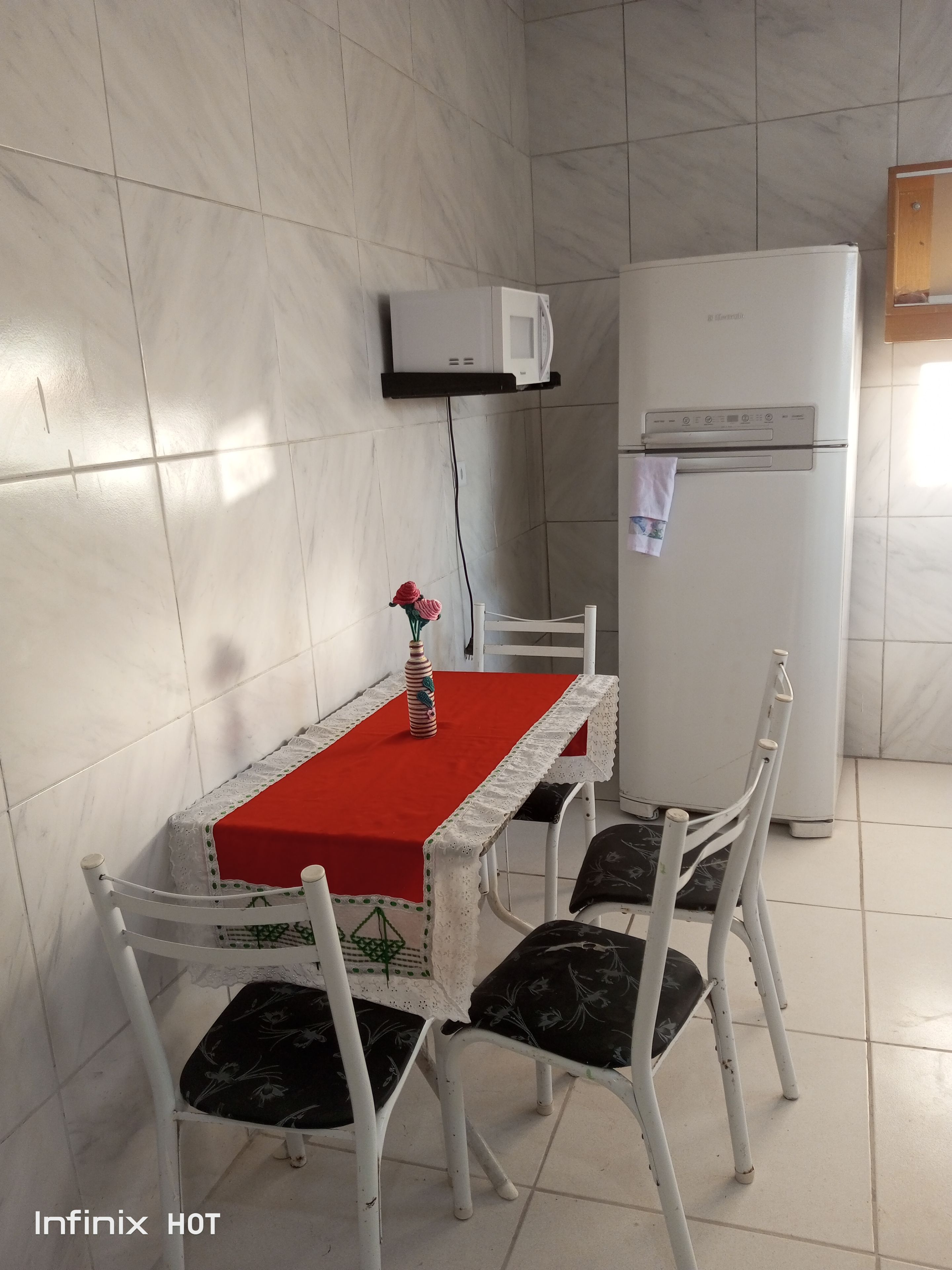 geladeira, microondas, mesa de mármore 