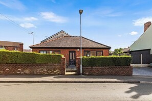 Exterior - Wigan Bungalow near Hospital, Stadium own Parking (Wigan)
