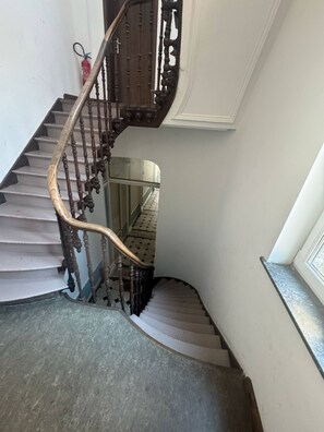 A spiral staircase with ornate wooden balusters and a handrail. - Bright 1-bedroom apartment in Outremeuse, self check-in, near city centre (Liège)