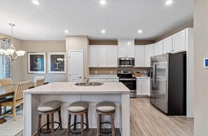 Private kitchen - Spacious 4BR Townhome, Sleeps 8, Canal Fulton (Canal Fulton)
