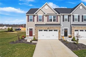 Exterior - Spacious 4BR Townhome, Sleeps 8, Canal Fulton (Canal Fulton)