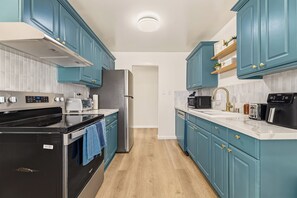 Private kitchen - Spacious & Gorgeous Ontario Home Near Airport, Toyota Arena & Ontario Mills (Ontario)