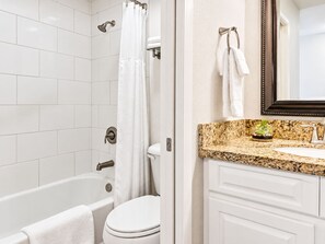 Bathroom - Cozy 1-Bedroom in Lake Havasu Dunes for Triathlon (Lake Havasu City)