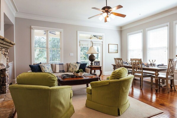 Unclassified image, 1 of 53, button - Five Points Retreat! 2.5 Mi to Sanford / Sleeps 6! (Athens)