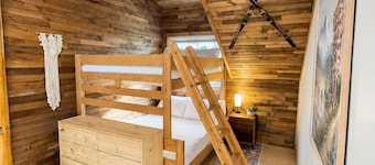 Snow & Soak | Private Hot Tub, Sauna & Cold Plunge Near Manning Park