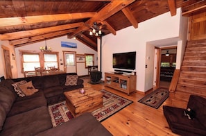 Living area - Cozy White Mountain Cabin Near North Conway + Skiing (Conway)
