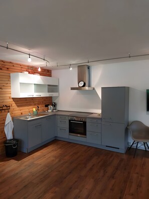 Private kitchen - Apartment 'Lissi' with Private Terrace and Wi-Fi (Ottobeuren)