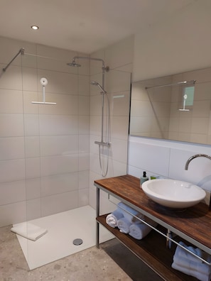 Bathroom - Apartment 'Lissi' with Private Terrace and Wi-Fi (Ottobeuren)