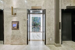 Interior - Refined 1BR Suite-Workspace & Fast Wi-Fi (Toronto)