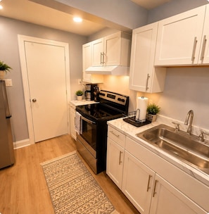 Private kitchen - Romantic getaway Skyline View for Family of 6 (Niagara Falls)