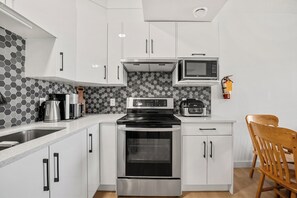 Private kitchen - Cozy 2 Bedroom Pond side Retreat (Calgary)