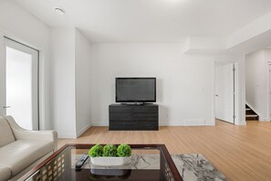 Living area - Cozy 2 Bedroom Pond side Retreat (Calgary)