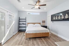 Room - Spacious 3BR, 2BA Family Retreat in Bertram (Bertram)