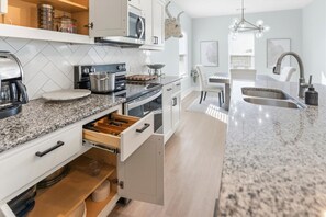 Private kitchen - Spacious 3BR, 2BA Family Retreat in Bertram (Bertram)