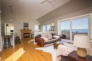 Living area - 2-bedroom apartment in gorgeous Lanesville, a village of Gloucester, MA (Gloucester)
