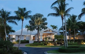 Exterior - Resort‑style 3BR Naples condo w/ tennis, pickle, pool, spa, tiki bar & fitness. (Naples)