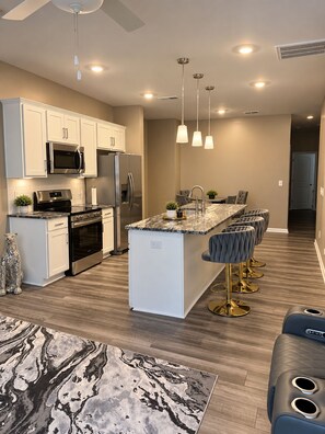 Unclassified image, 4 of 13, button - The Cozy Retreat Spacious Townhome Getaway in Charlotte (Charlotte)