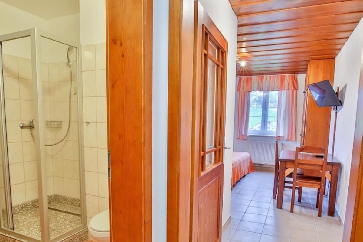 Un bagno con box doccia in vetro e un water.