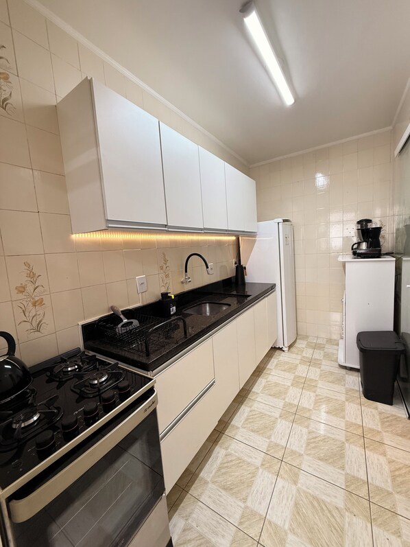 Private kitchen - 2-bedroom apartment in the city center | BBQ and parking space | 200m from the beach | Air conditioning (Capão da Canoa)