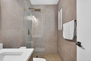 Bathroom - Newly Renovated Boutique Studio, Steps to Hollywood Beach Broadwalk (Hollywood)