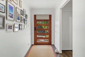 Wide entrance with wide hallway - Gold Coast Retreat Theme Parks Nearby (Pimpama)