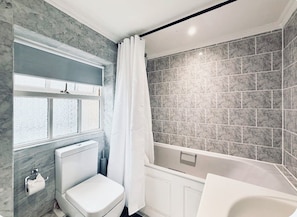 Bathroom - Gorgeous 2-bedroom apartment in charming London neighborhood (London)