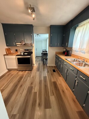Unclassified image, 5 of 11, button - Charming 3BR Home Walk to Historic Downtown Abbeville (Abbeville)