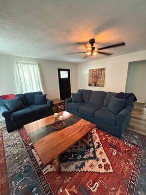 Unclassified image, 4 of 11, button - Charming 3BR Home Walk to Historic Downtown Abbeville (Abbeville)