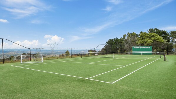Sports court - Tabletop Farm - Pool - Tolmie (Tolmie)