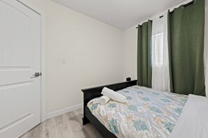 Room - Stylish 3bed 2.5bath//2Mins Stadium//RAH// Rogers//DT//Fast Wi-Fi Free Parking (Edmonton)