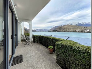 Private patio with outdoor seating and panoramic alpine scenery - Cosy Alpine Lakeview Suite for Couples (Queenstown)