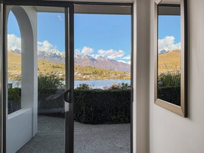 Private patio with beautiful lake and mountain views - Tranquil 1 Bed Corner Suite, Lake & Mountain Views (Queenstown)