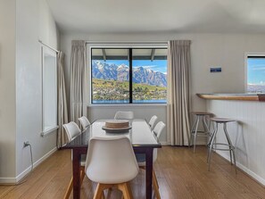Dining area with beautiful mountain views - Peaceful Alpine Villa, Lake Views, Sleeps 6 (Queenstown)