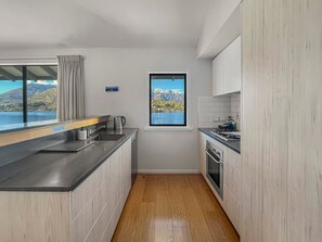 Fully equipped kitchen for easy meals at home - Peaceful Alpine Villa, Lake Views, Sleeps 6 (Queenstown)