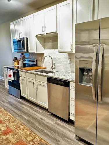 Pet Friendly Downtown Athens Condo W/ Parking