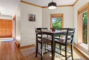 Dining - Elite Lakefront | Sunroom | UpNorth Family Haven (Brainerd)