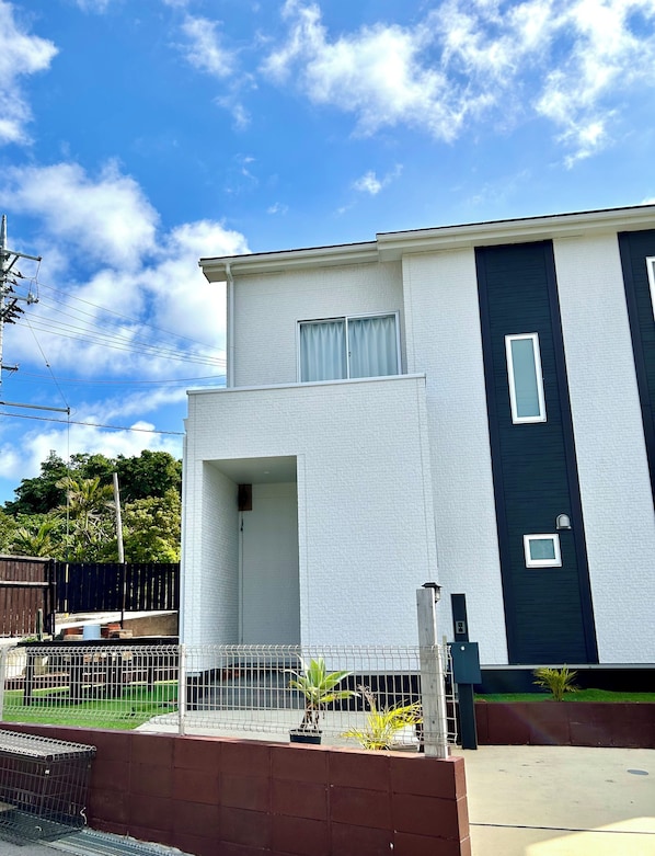Exterior - Just a 2-minute drive to the ocean! A whole-house rental located right near Hanajo no Sato Beach (八重瀬町)