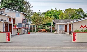 Unclassified image, 2 of 64, button - Tourist Court Motel (Whakatāne)