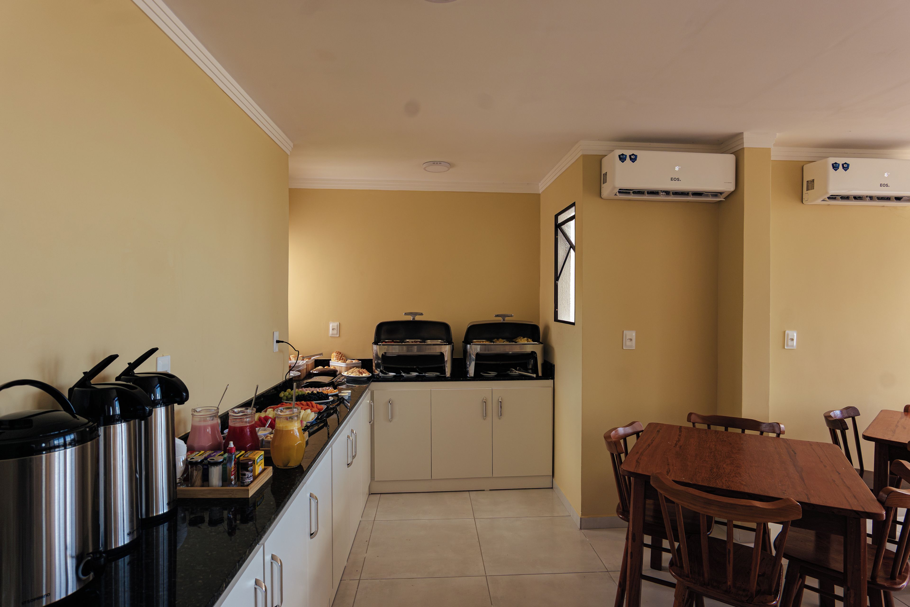 Una cucina con un'area buffet, che include una griglia e diversi cibi.