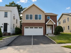 Unclassified image, 2 of 21, button - Stylish 3BR Retreat w/ Backyard Near MetLife, American Dream & NYC (Belleville)