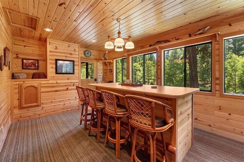 3-Level Private Mountain Cabin Retreat with Pond, BBQ in Sunroom and Lake Access