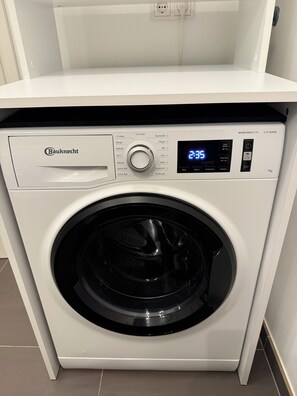 A Bauknecht front-loading washing machine with a digital display, control panel, and a 7kg capacity indicator. - Modern, Fully Furnished City Apartment - 5 minutes from downtown (München)