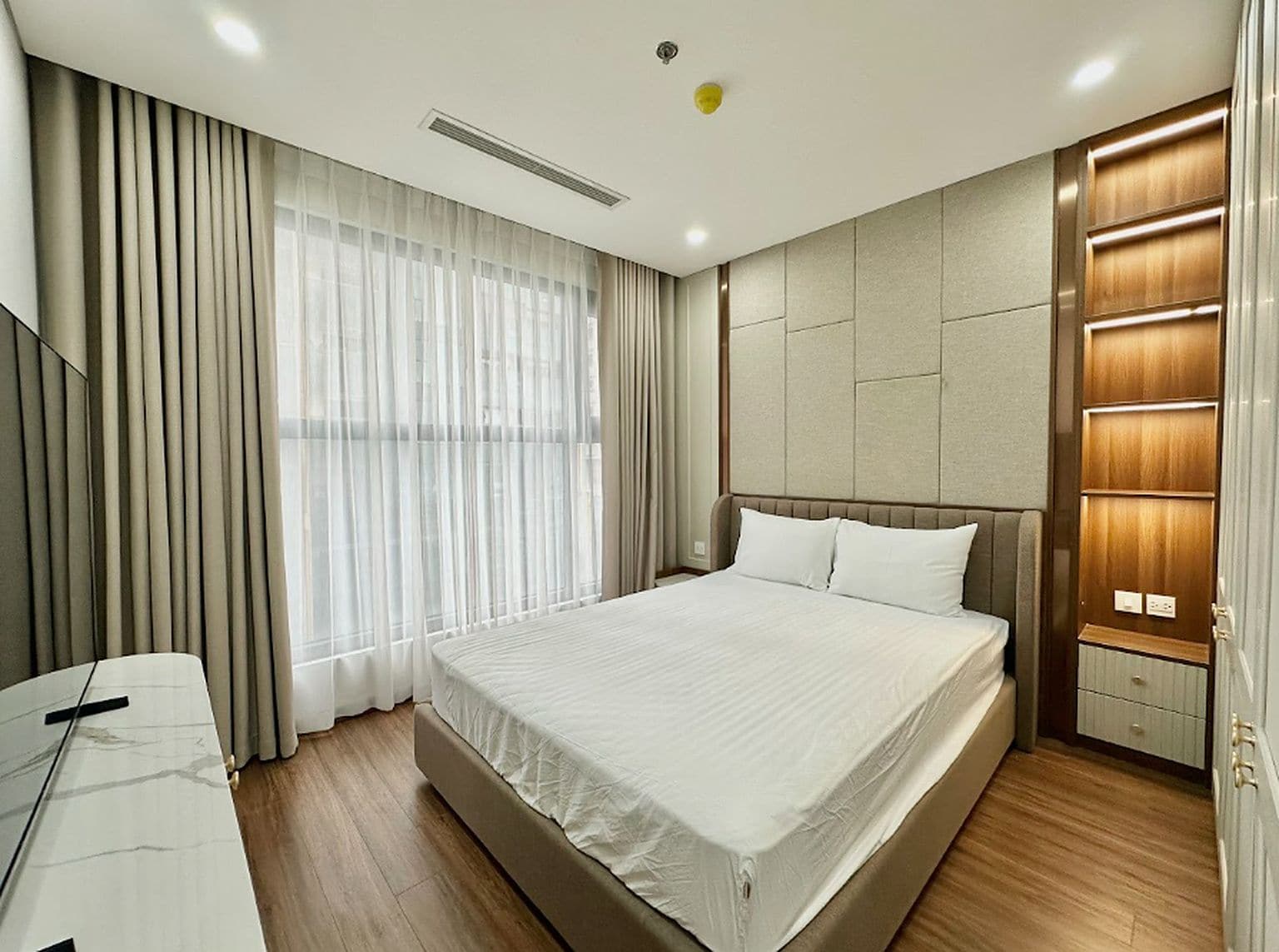 Une chambre d’hôtel avec un lit, un bureau et une armoire.