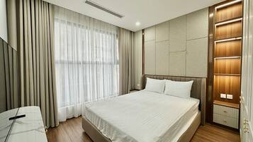 Une chambre d’hôtel avec un lit, un bureau et une armoire.