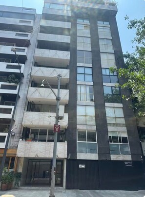 A multi-story building with balconies, a gated entrance, and a street lamp. - Walk Polanco, luminous, safe, lots of space & love (Mexico City)