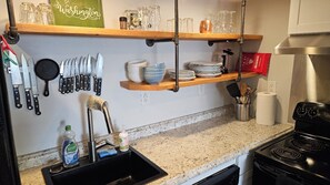 Private kitchen - Private 2-bed family suite with free parking (Seattle)